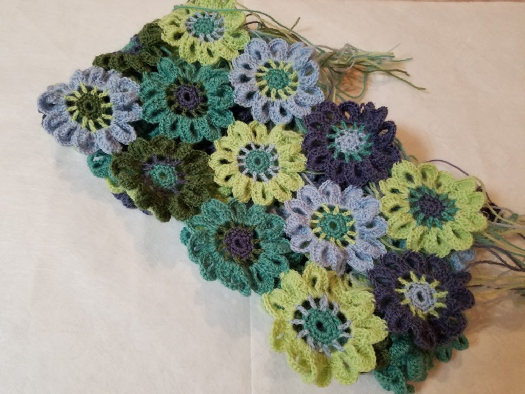 お花モチーフのマフラー（グリーン系）が編み上がりました 